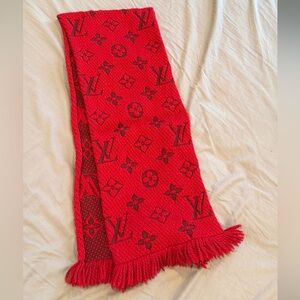 Louis Vuitton Vibrant Red Monogram women's Scarf M72423
LV logo scarf
